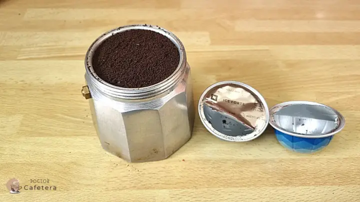 Llena la canasta del filtro con el café de las cápsulas