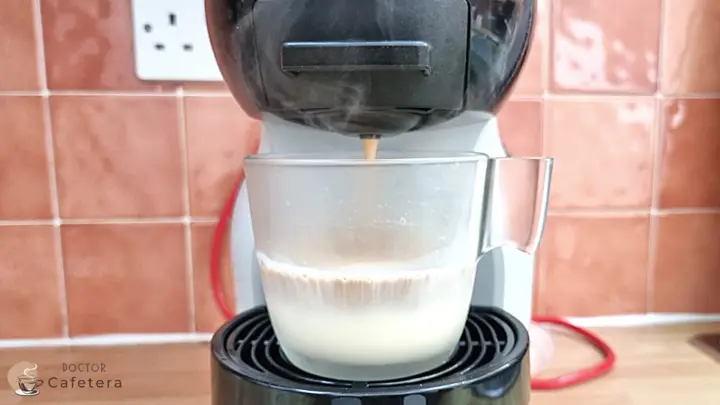 Extracción de espresso sobre leche muy fría