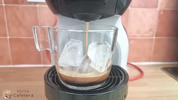 Preparando espresso sobre hielo