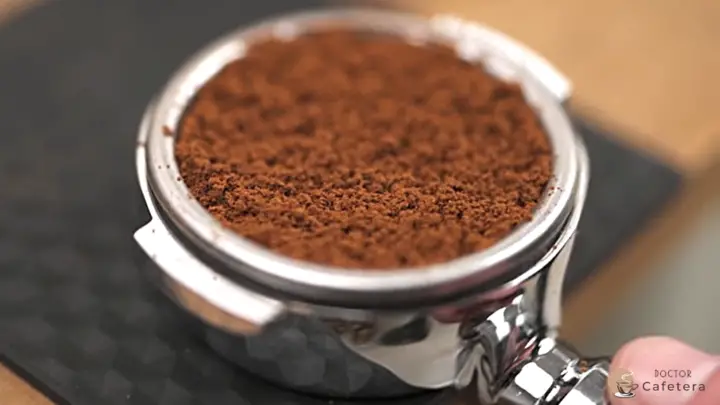 Añade el café de manera uniforme en la cesta del portafiltro
