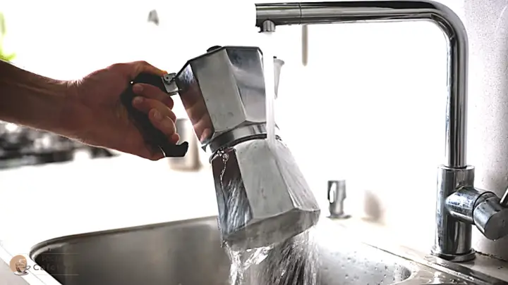Detenemos la extracción del café colocando enfriando la base de la cafetera con agua fría