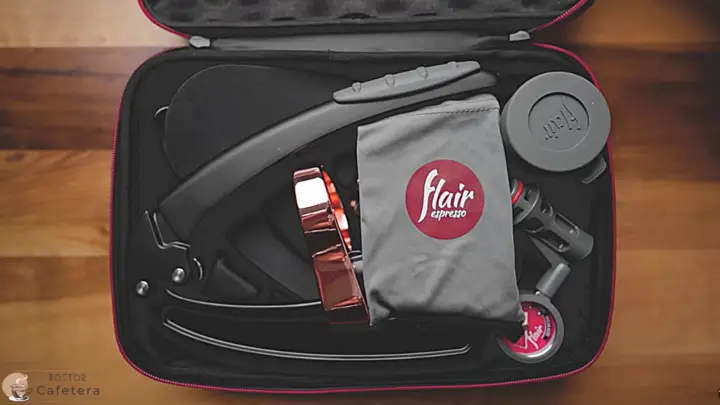 Cafetera Flair Pro-2 dentro de su maletín