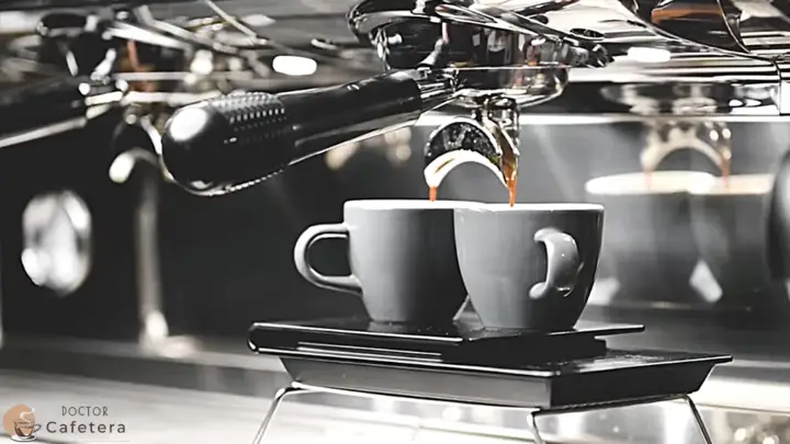 Flujo de salida del café en una máquina de espresso