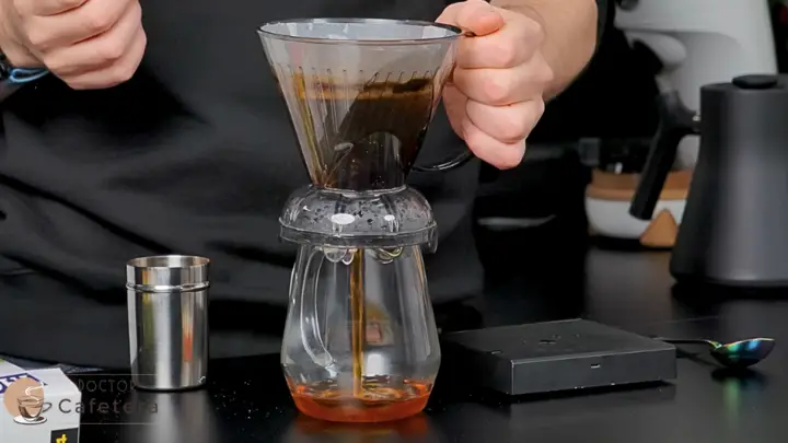 Extracción de café con la cafetera Clever