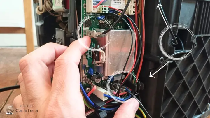 Desconecta los cables de la placa de control