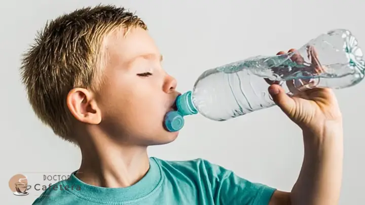 Los niños deben hidratarse con agua