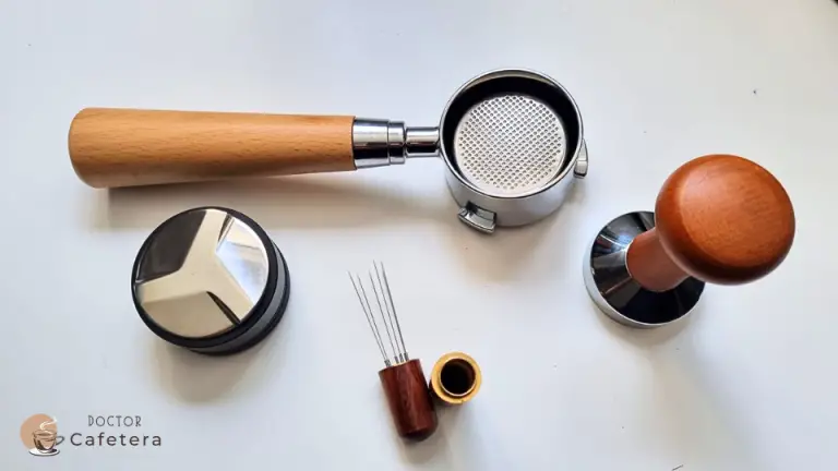 Accessories to properly prepare the coffee puck