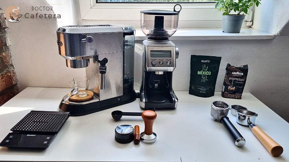 Cafetera espresso y sus accesorios