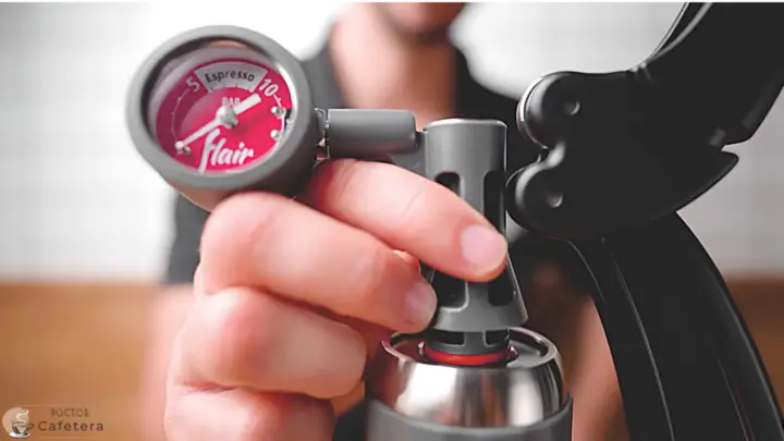 The piston rod with a pressure gauge that presses the plunger of the Flair Pro-2